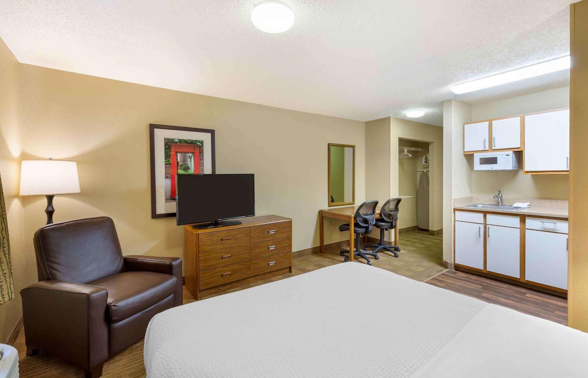 Extended Stay America Select Suites - Greensboro - Wendover Ave Extérieur photo
